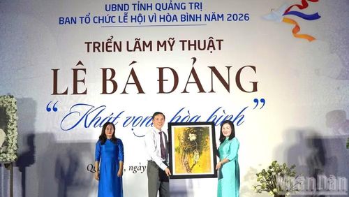 Gia đình họa sĩ hiến tặng một số tác phẩm cho Bảo tàng Quảng Trị. (Ảnh: HOÀNG PHÚC)