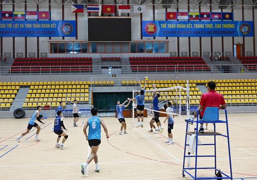 Một buổi tập luyện của đội tuyển bóng chuyền nam Quân đội nhân dân Việt Nam. Ảnh: PHẠM HƯNG