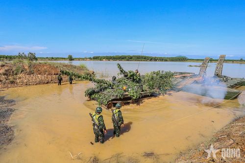  Hiệp đồng bảo đảm cho xe tăng vượt sông trong diễn tập. 