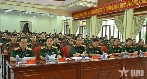 Thiếu tướng Đỗ Đức Dũng, Ủy viên Ban Thường vụ Đảng ủy, Chủ nhiệm Chính trị Quân đoàn 34 và các đại biểu dự khai mạc. 