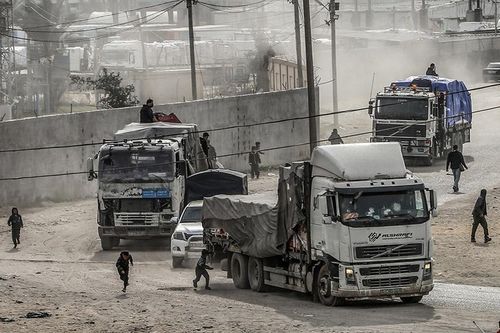 Xe chở hàng viện trợ nhân đạo vào dải Gaza. Ảnh: CNN