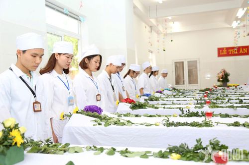   Học viên Học viện Quân y tưởng niệm tri ân những “người thầy” đặc biệt. 