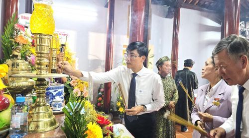 Lãnh đạo TP Đà Nẵng dâng hương tưởng nhớ bậc tiền nhân tại Đình làng Nại Nam.