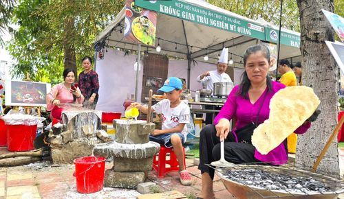 Các em nhỏ háo hức trải nghiệm tráng bánh, làm Mỳ Quảng tại Lễ hội Đình làng Nại Nam 2026.
