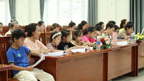 Lớp tập huấn thu hút học sinh nhiều lứa tuổi tham gia.