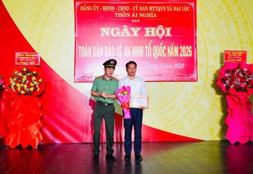 Thượng tá Trần Văn Lai - Phó trưởng Phòng PX03 Công an TP Đà Nẵng trao giấy khen của Giám đốc Công an TP Đà Nẵng tặng Chủ tịch UBND xã Lê Đỗ Tuấn Khương.