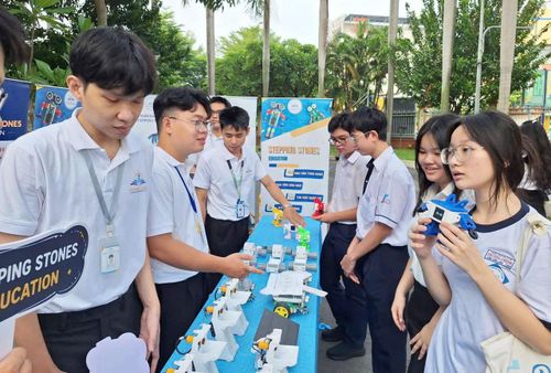  Học sinh khối 10 Trường THPT Thoại Ngọc Hầu - một trong những trường học mới đưa vào hoạt động trong năm học 2026-2027, tham gia hoạt động đầu năm học. Ảnh: THU TÂM 