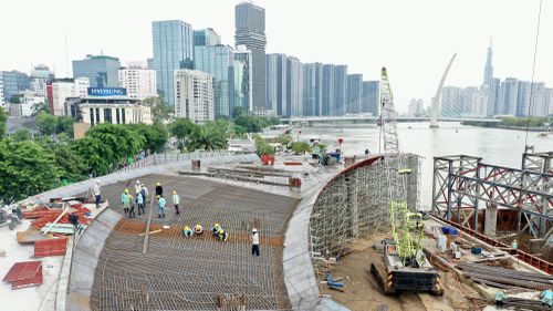  Thi công cầu đi bộ vượt sông Sài Gòn tại khu vực đường Tôn Đức Thắng, phường Sài Gòn, TPHCM. Ảnh: HOÀNG HÙNG 