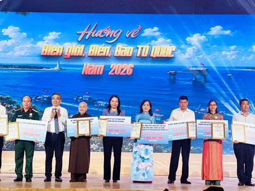 Saigon Co.op trao 350 triệu đồng, được đóng góp từ đội ngũ cán bộ quản lý cấp cao và cấp trung, ủng hộ Quỹ “Vì biển, đảo Tổ quốc - Vì tuyến đầu Tổ quốc” năm 2026.