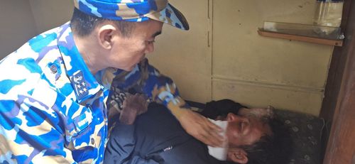  Ngư dân Trương Văn Trung được các chiến sĩ tàu 743 chăm sóc sức khỏe. Ảnh: QUỐC HÙNG 