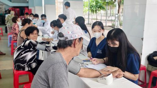 Nhân viên y tế hỗ trợ người dân TPHCM lập hồ sơ khám sức khỏe định kỳ (Ảnh: BV An Bình cung cấp)