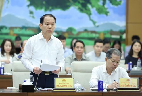 Bộ trưởng Bộ Tư pháp Hoàng Thanh Tùng báo cáo tại phiên họp. Ảnh: QUANG PHÚC