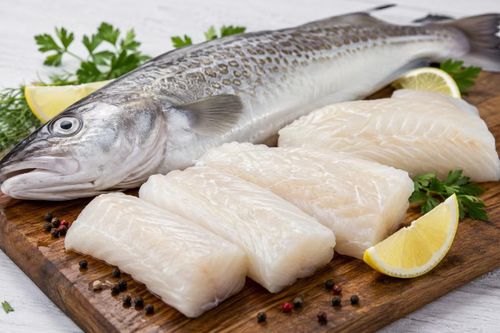 Điểm nổi bật của cá tuyết là hàm lượng chất béo thấp nhưng lại rất giàu protein chất lượng cao. Thịt cá dễ tiêu hóa, phù hợp với người lớn tuổi, trẻ em và cả những người có hệ tiêu hóa nhạy cảm. Ảnh minh hoạ AI