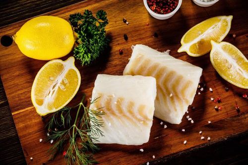 Theo dữ liệu dinh dưỡng, trong 100 gram cá tuyết có khoảng 18-20 gram protein. Đây là nguồn đạm quan trọng giúp cơ thể duy trì các hoạt động trao đổi chất và tái tạo mô. Sau tuổi 40, khả năng tổng hợp và sử dụng protein của cơ thể bắt đầu suy giảm. Nếu không bổ sung đủ protein, da dễ chảy xệ, cơ nhão, vóc dáng kém săn chắc và gương mặt cũng trông già hơn tuổi thật. Ảnh minh hoạ AI