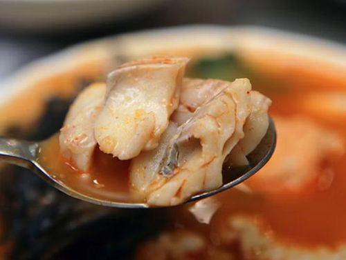 Nhiều nghiên cứu dinh dưỡng cho thấy chế độ ăn giàu cá biển, đặc biệt là các loại cá thịt trắng như cá tuyết, có liên quan đến làn da mịn màng hơn, ít nếp nhăn hơn và tình trạng viêm mạn tính thấp hơn. Đây cũng là lý do cá tuyết thường xuất hiện trong thực đơn của những người chú trọng chăm sóc sắc đẹp từ bên trong. Ảnh: Sohu