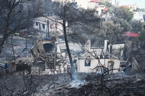 Một ngôi nhà bị thiêu rụi trong đám cháy rừng trên đảo Salamina, phía tây Athens, Hy Lạp, ngày 16/8/2026. Ảnh: AP/Michael Varaklas.