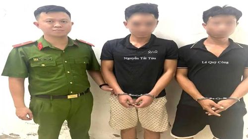 Đối tượng Tửu và đối tượng Công (bên phải) tại cơ quan công an