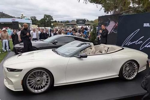 Tuần lễ Xe hơi Monterey 2026 hiện đang diễn ra tại Mỹ là nơi Bodo Cabriolet được ra mắt. Mẫu xe sở hữu thân xe làm từ sợi carbon được sản xuất tại cơ sở vật liệu composite của chính Brabus. Kiểu dáng xe về cơ bản là không thay đổi so với phiên bản coupe, ngoại trừ phần nóc. Tại đây, xe được trang bị mui mềm có thể đóng hoặc mở trong thời gian chưa đầy 15 giây.