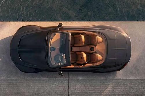 Dù ở cấu hình nào, xe cũng giữ lại nhiều chi tiết đặc trưng của Aston Martin Vanquish bên trong nội thất. Xe sơn màu đen sở hữu nội thất bọc da màu nâu Saddle Brown sang trọng. Trong khi đó, phiên bản còn lại sở hữu khoang nội thất màu be Silk Stone đồng bộ với ngoại thất.