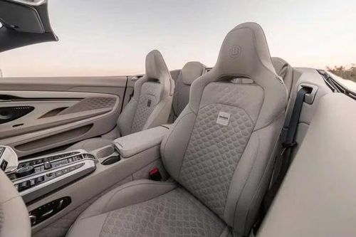 Bodo Cabriolet có hai cấu hình. Phiên bản đầu tiên được sơn màu đen với mui mềm đồng bộ. Trong khi đó, phiên bản thứ hai sở hữu màu be Silk Stone bắt mắt cùng mui hai tông màu đen và xám.