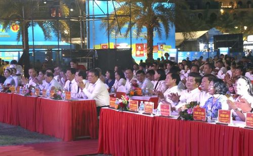 Lãnh đạo 2 tỉnh Quảng Trị và Khánh Hòa dự chương trình khai mạc.