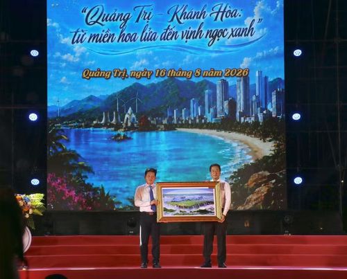 Lãnh đạo tỉnh Khánh Hoà tặng quà lưu niệm cho Quảng Trị.