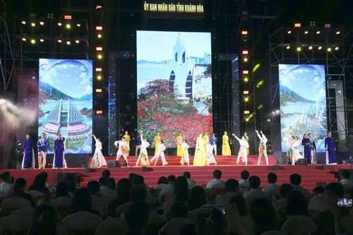 Chương trình nghệ thuật tại lễ khai mạc Ngày Văn hoá, Du lịch Khánh Hoà tại Quảng Trị.
