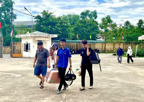 Các tình nguyện viên Đại học Huế hỗ trợ phụ huynh và tân sinh viên di chuyển vào phòng KTX.