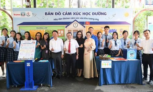 Ban tổ chức và đại diện thầy - trò Trường THCS & THPT Nguyễn Siêu.