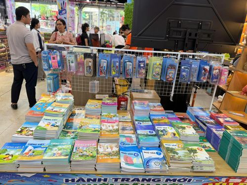 Sách giáo khoa được các nhà sách bố trí tại khu vực dễ quan sát, thuận tiện cho phụ huynh tìm kiếm. Năm học 2026-2027, học sinh phổ thông trên cả nước sử dụng thống nhất bộ sách giáo khoa “Kết nối tri thức với cuộc sống” của Nhà xuất bản Giáo dục Việt Nam. (Ảnh: Thanh Hà).