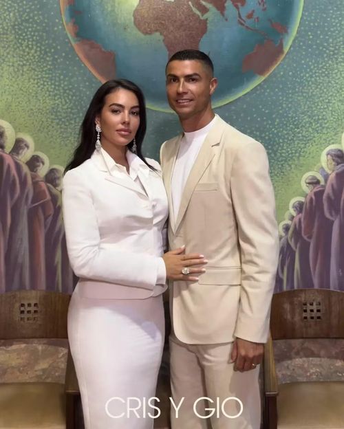 Ronaldo và Georgina mặc trang phục đơn giản trong ngày trọng đại.