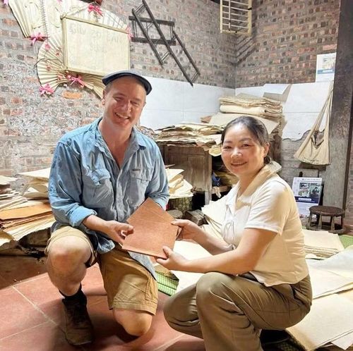 Du khách trải nghiệm làm giấy dó.