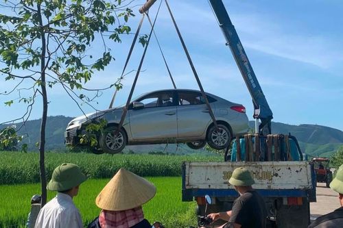 Chiếc xe được cẩu lên từ ruộng sau tai nạn.