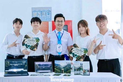 Nhóm sinh viên phát triển SoulViet - nền tảng ứng dụng trí tuệ nhân tạo hỗ trợ cá nhân hóa hành trình du lịch.