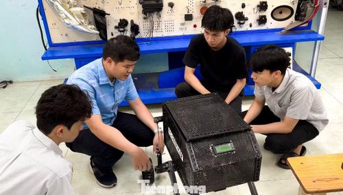 Nhóm sinh viên phát triển Ecostriker - robot diệt cỏ bằng tia laser. Ảnh: Duy Quốc.