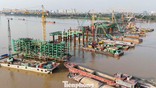 Đến nay, toàn bộ 128/128 cọc khoan nhồi của phần cầu chính đã hoàn thành; 6/7 bệ trụ cầu chính cũng được thi công xong.