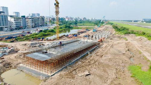 Hàng loạt cọc khoan nhồi của cầu dẫn và các nhánh nút giao Cổ Linh cũng đã được triển khai, tạo mặt bằng để chuyển sang những hạng mục tiếp theo.