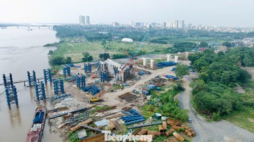 Những khối dầm bê tông kích thước lớn lần lượt được hình thành tại công trường, đánh dấu bước chuyển từ thi công nền móng, trụ cầu sang chế tạo kết cấu phần trên.