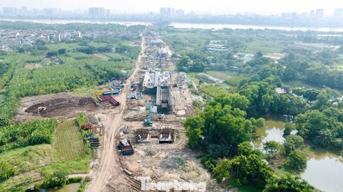 Ở phía Long Biên, hình hài các trụ cầu, cầu dẫn và khu vực nút giao Cổ Linh ngày càng rõ nét. Nhà thầu đã hoàn thành 22/30 bệ mố, trụ và 22/30 thân mố, trụ cầu dẫn phía Long Biên và cầu vượt Cổ Linh.
