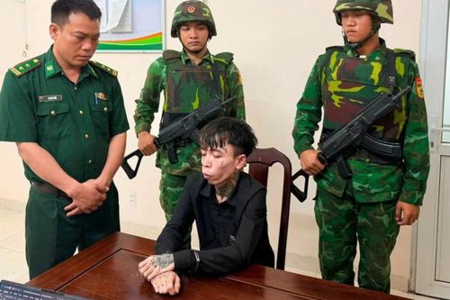 Trần Tấn Đạt tại cơ quan chức năng sau khi bị phát hiện nhập cảnh trái phép từ Campuchia vào Việt Nam. Ảnh: Biên phòng Tây Ninh