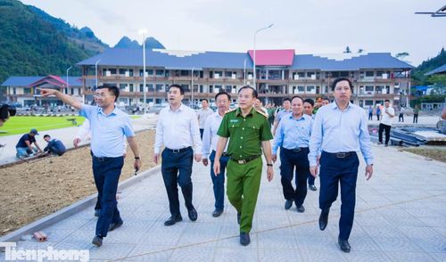 Mới đây, ngày 13/8, đoàn công tác của Bộ Công an do Thượng tướng Nguyễn Văn Long, Ủy viên Trung ương Đảng, Thứ trưởng Bộ Công an, Ủy viên Ban Chỉ đạo xây dựng trường học cho các xã biên giới, làm Trưởng đoàn đã kiểm tra thực tế công tác xây dựng Trường phổ thông nội trú Tiểu học và THCS Mường Khương.