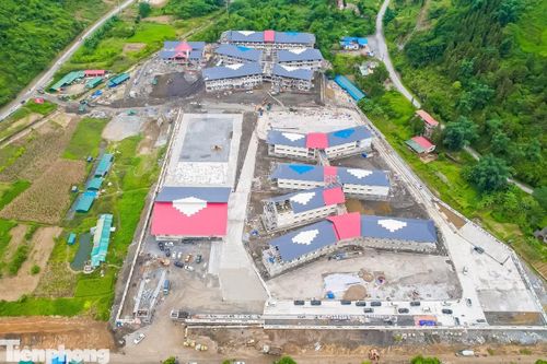 Qua kiểm tra, Thượng tướng Nguyễn Văn Long - Ủy viên Ban Chấp hành Trung ương Đảng, Thứ trưởng Bộ Công an ghi nhận sự nỗ lực, quyết liệt của xã Mường Khương trong việc triển khai các dự án. Đồng thời, Thượng tướng yêu cầu các đơn vị, nhà thầu hoàn thành đúng tiến độ; tăng cường lực lượng, xây dựng biểu đồ kế hoạch thi công chi tiết từng ngày; việc thi công phải đảm bảo an toàn, tiết kiệm, chất lượng...
