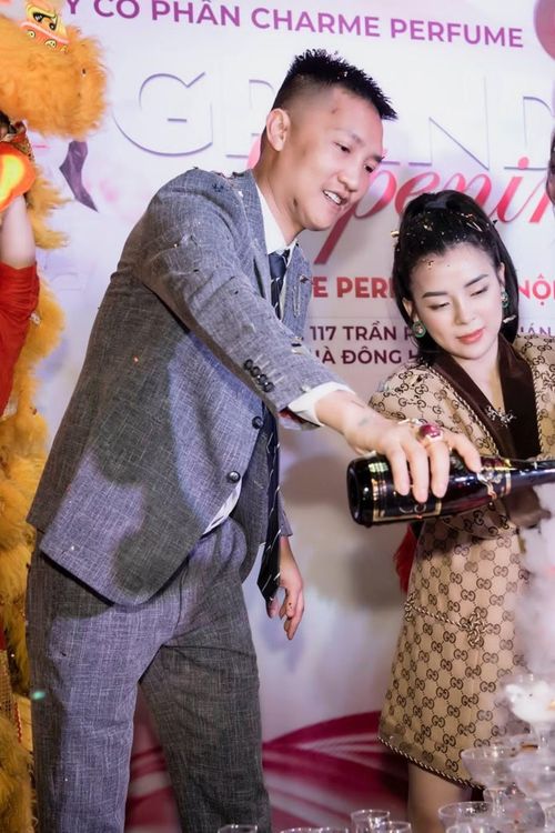 Huấn Hoa Hồng quảng cáo nước hoa và xuất hiện cùng vợ trong buổi khai trương cửa hàng nước hoa. Ảnh tư liệu.