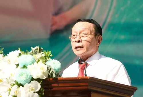 Ông Lê Xuân Trung, Chủ tịch HĐQL Viện Tâm lý Giáo dục - Đào tạo (IPET) phát biểu tại diễn đàn. Ảnh: Dương Triều