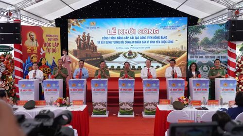 Các đại biểu thực hiện nghi thức khởi công.