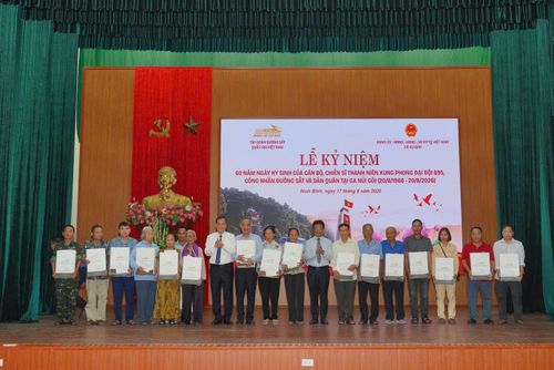 Tại lễ kỷ niệm, lãnh đạo Tập đoàn Quốc gia Đường sắt Việt Nam và tỉnh Ninh Bình đã trao quà tri ân tới các cựu TNXP Đại đội 895 và thân nhân các gia đình liệt sĩ.
