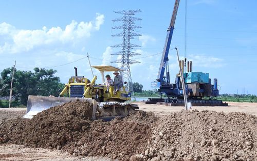 Thi công đường dây đấu nối 220kV Thanh Hóa - Sầm Sơn.