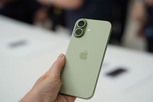 iPhone 17 là lựa chọn hợp lý về giá ở thời điểm hiện tại. Ảnh: The Verge