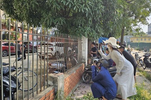 Nhiều người dân hiếu kỳ theo dõi vụ việc. Ảnh: NL