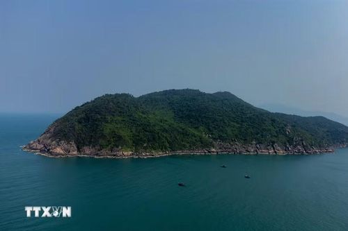 Toàn cảnh đảo Sơn Trà (thành phố Đà Nẵng) từ trên cao. (Ảnh: TTXVN phát)